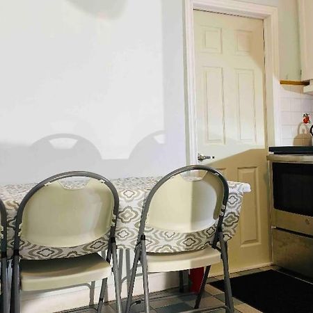 Lovely II Space Share A Room East York Canada โตรอนโต ภายนอก รูปภาพ