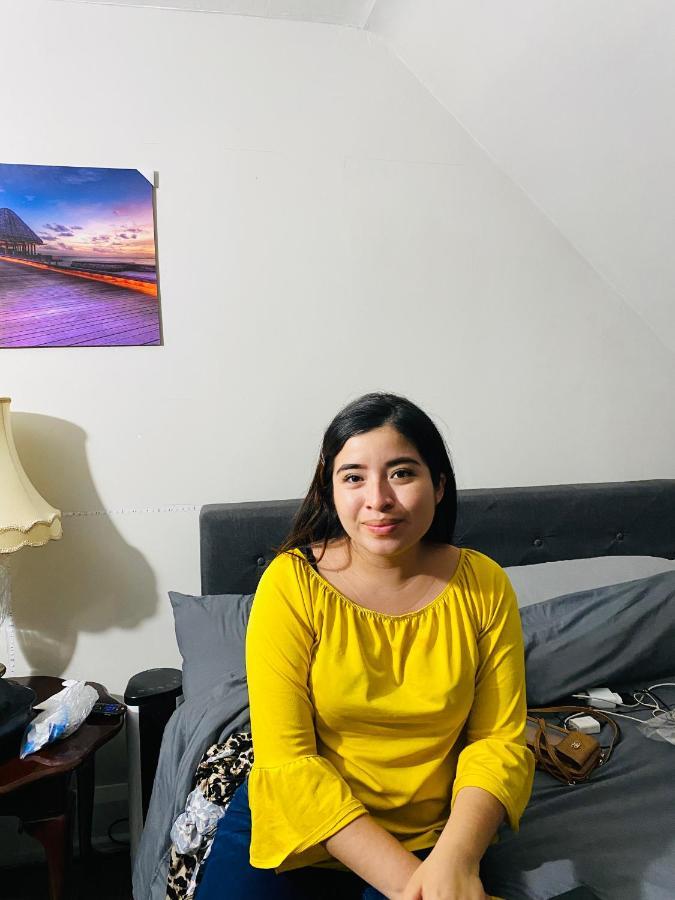 Lovely II Space Share A Room East York Canada โตรอนโต ภายนอก รูปภาพ