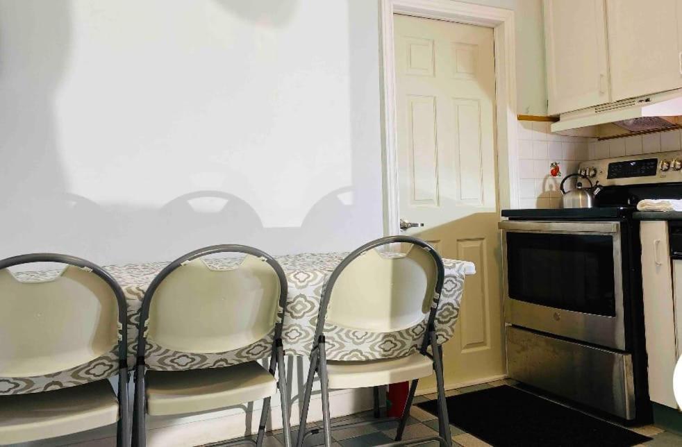 Lovely II Space Share A Room East York Canada โตรอนโต ภายนอก รูปภาพ